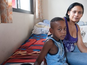 Damiana, mãe de Naiara, ao lado do filho mais novo, Denílson (Foto: Flavio Moraes/G1)