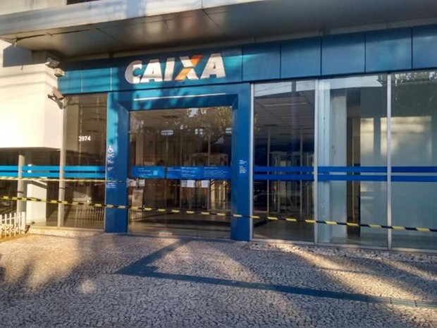 Suspeitos foram flagrados em agência da rua Bernardino de Campos (Foto: Divulgação/Polícia Militar) Suspeitos foram flagrados em agência da rua Bernardino de Campos (Foto: Divulgação/Polícia Militar)
