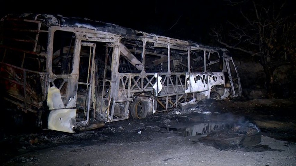 Ônibus ficou completamente destruído após acidente em Aracruz, no Espírito Santo (Foto: Reprodução/ TV Gazeta)