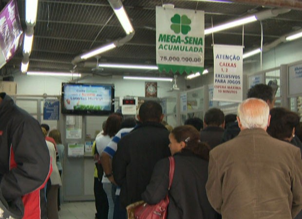 Lotéricas lotadas para Mega-Sena (Foto: TV Globo/Reprodução)