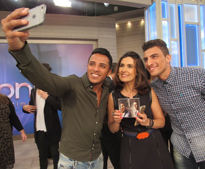 Fátima tira selfie com a dupla Danilo Reis e Rafael (Foto: Carolina Morgado/Gshow)