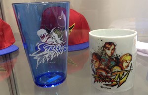 Copos e canecos de 'Street Fighter' vendidos na BGS (Foto: Gustavo Petró/G1)