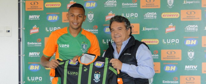 Gilson é apresentado no América-MG (Foto: Guilherme Frossard) Gilson é apresentado no América-MG (Foto: Guilherme Frossard)