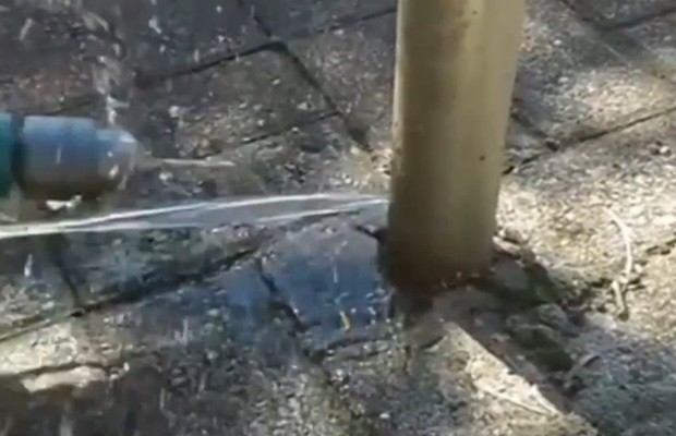 Vídeos divulgados em redes sociais mostram água em postes de sinalização (Foto: Reprodução/TV Anhanguera)