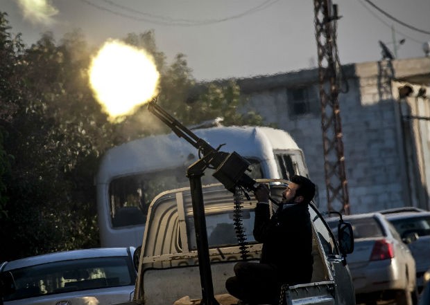 Rebelde sírio usa armas pesadas para enfrentar as forças do presidente Bashar al-Assad (Foto: Narciso Contreras/AP)