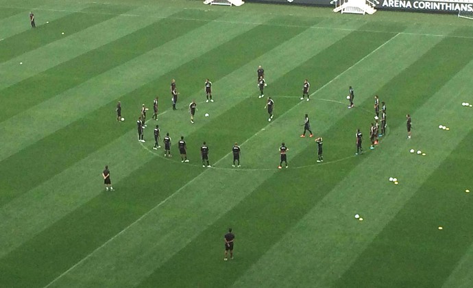 Tite ensaia jogadas em treino na arena; Dracena volta a compor elenco