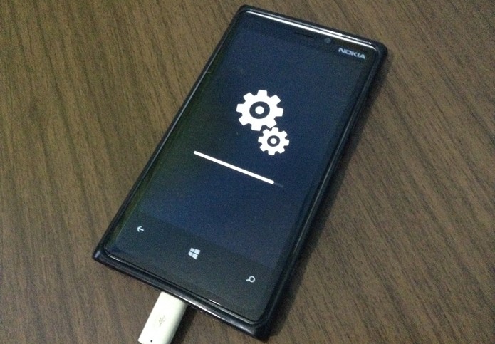 Durante a instalação, Windows Phone exibirá engrenagens na tela (Foto: Reprodução: Elson Souza) Durante a instalação, Windows Phone exibirá engrenagens na tela (Foto: Reprodução: Elson Souza)