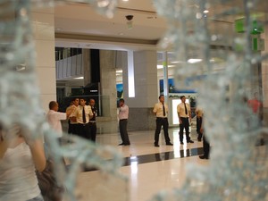Integrantes da #RevoltadoBusão quebram vidraças do shopping Midway Mall (Foto: Fabiano de Oliveira/G1)