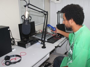 Além de cursos de informática, vagão comporta também uma rádio comunitária (Foto: Juliana Barros/G1)
