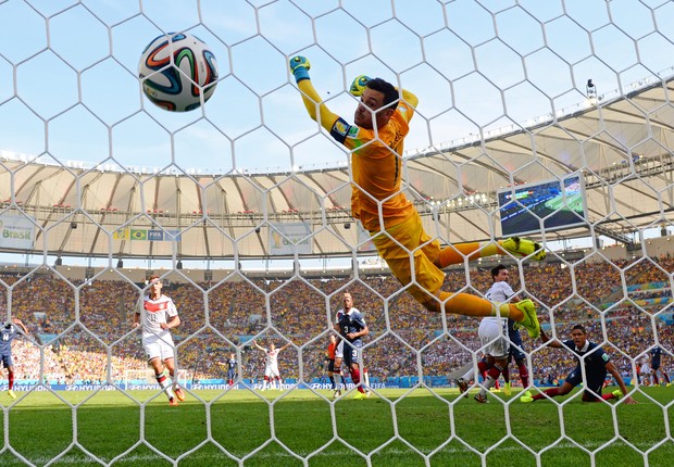 Mats Hummels, da Alemanha, cabeceia e marca gol contra a França nas quartas de final da Copa do Mundo (Foto: Matthias Hangst/Getty Images)