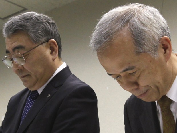 Novo presidente da usina, Naomi Hirose,  e executivo que deixou o cargo, Toshio Nishizawa, informam as perdas nesta segunda (14)  (Foto: Reuters)
