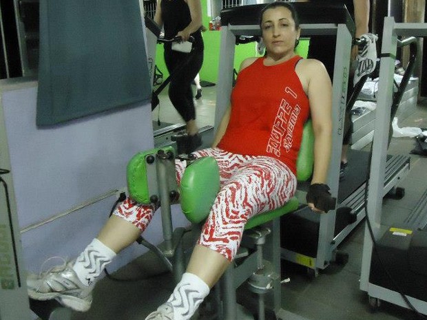 Na academia, ela faz exercícios 3 vezes por semana, alternando entre aeróbicos e musculação (Foto: Arquivo pessoal)