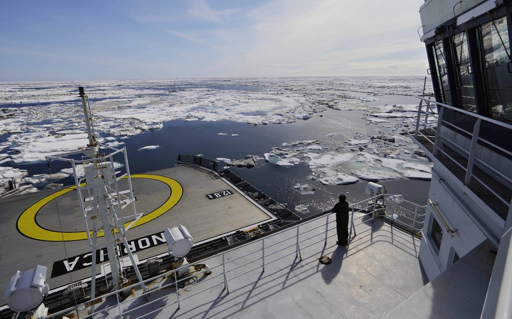Embarcação navega entre o gelo do mar de Beaufort, no Alasca. O aquecimento global está derretendo o gelo marinho e as geleias, abrindo caminhos nunca acessados antes (Foto: David Goldman/AP Photo)