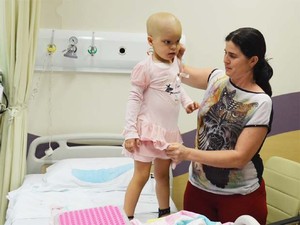 Paciente é atendida no Hospital Infantil do Hospital de Câncer de Barretos (Foto: Felipe Turioni/G1)