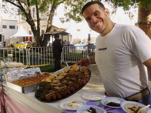 O sírio Talal Al Tinawi faz comida por encomenda e para eventos e quer abrir um restaurante em SP com a ajuda de uma campanha de financiamento coletivo (Foto: Talal Al Tinawi/Arquivo pessoal)