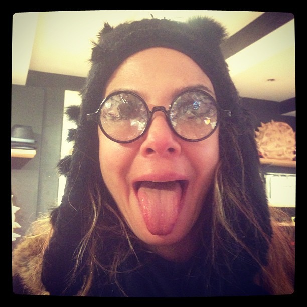 Luciana Gimenez faz careta e posa com óculos engraçado (Foto: Instagram)