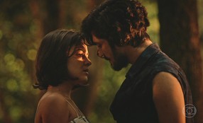 Miguel e Olívia se abraçam na mata