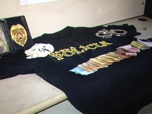 Suspeitos tinham camiseta da Polícia Civil. (Foto: Reprodução/TV Diário)