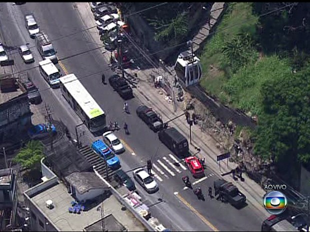 Bope chega ao Conjunto de Favelas do Alemão, no Rio (Foto: Reprodução / TV Globo) Bope chega ao Conjunto de Favelas do Alemão, no Rio (Foto: Reprodução / TV Globo)