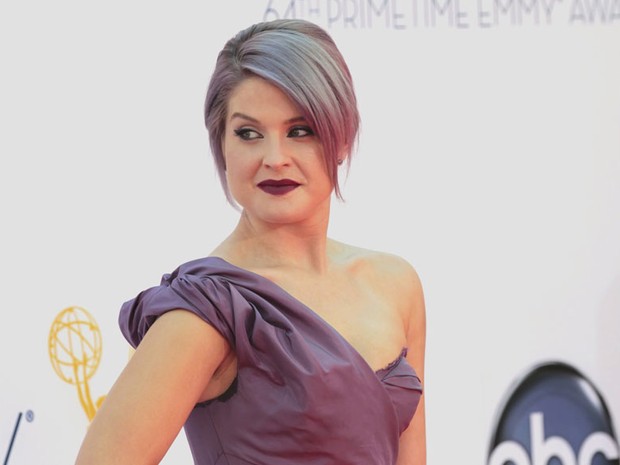 Kelly Osbourne foi a primeira a passa pelo tapete vermelho do 64 Emmy Awards. 