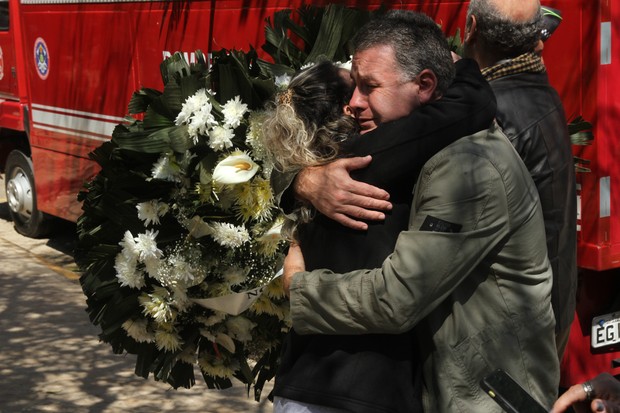 Corpo de Goulart de Andrade chega ao cremaório (Foto: AMAURI NEHN/BRAZIL NEWS)