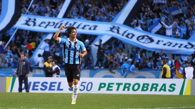 Marcelo Moreno marca contra o Bahia (Foto: Lucas Uebel / Grêmio, DVG)
