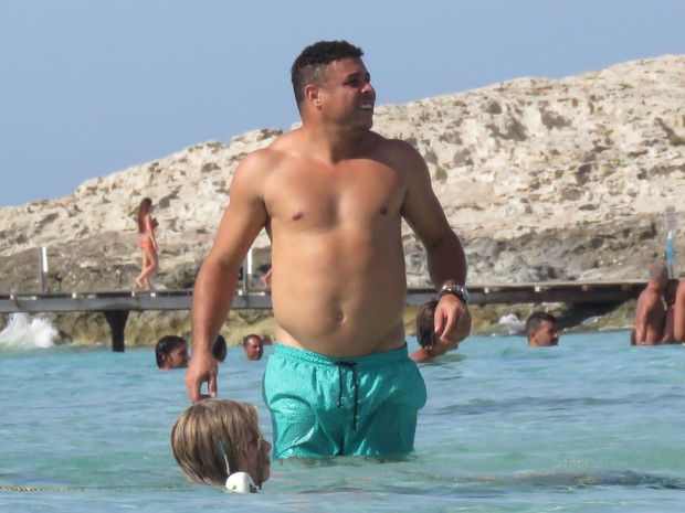 Ronaldo Fenômeno em praia em Formentera, na Espanha (Foto: Grosby Group/ Agência)