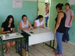 Eleitores voltaram às urnas neste domingo em Fernão  (Foto: Cesar Evaristo/ TV Tem)