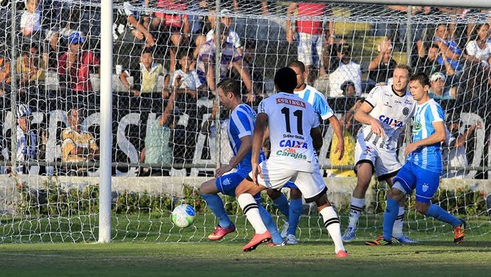 Mesmo já rebaixado, Crac dificultou muito a vida dos Alvinegro (Foto: Aílton Cruz/Gazeta de Alagoas)