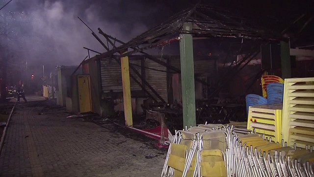 Quiosques em Guarujá ficam destruídos após incêndio (Foto: Reprodução/TV Tribuna)