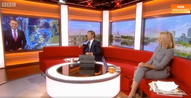 O programa BBC Breakfast teve o cantor Rick Astley como convidado (Foto: Reprodução / Twitter) O programa BBC Breakfast teve o cantor Rick Astley como convidado (Foto: Reprodução / Twitter)