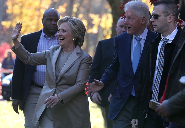 A candidata democrata à presidência Hillary Clinton chega para votar, acompanhada do marido, o ex-presidente Bill Clinton (Foto: Justin Sullivan/Getty Images)