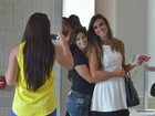 Nicole Bahls posa com fã em aeroporto do Rio