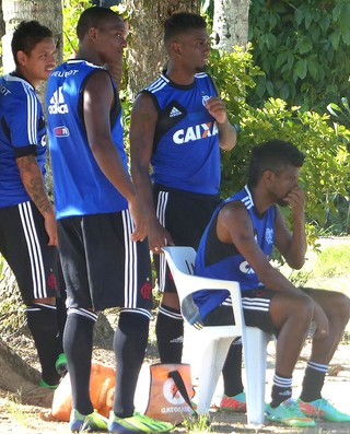 Leo Moura e jogadores no treino do Flamengo (Foto: Globoesporte.com)