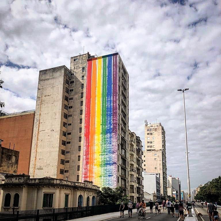 Prédio no Minhocão ganha cores do arco-íris em comemoração ao mês do Orgulho LGBTIA+ (Foto: Reprodução/Instagram (@gutorequena))