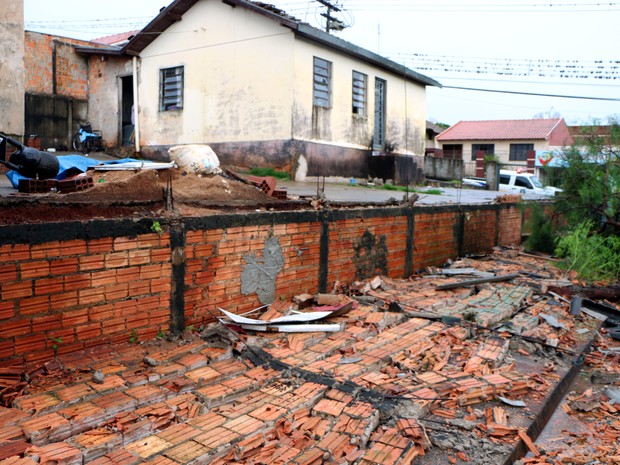 Alguns muros caíram com a rajada de vento (Foto: Prefeitura de Apucarana/Divulgação)