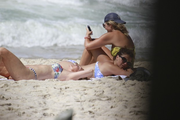 Giovanna Antonelli na praia com amiga (Foto: Dilson Silva / Agnews)