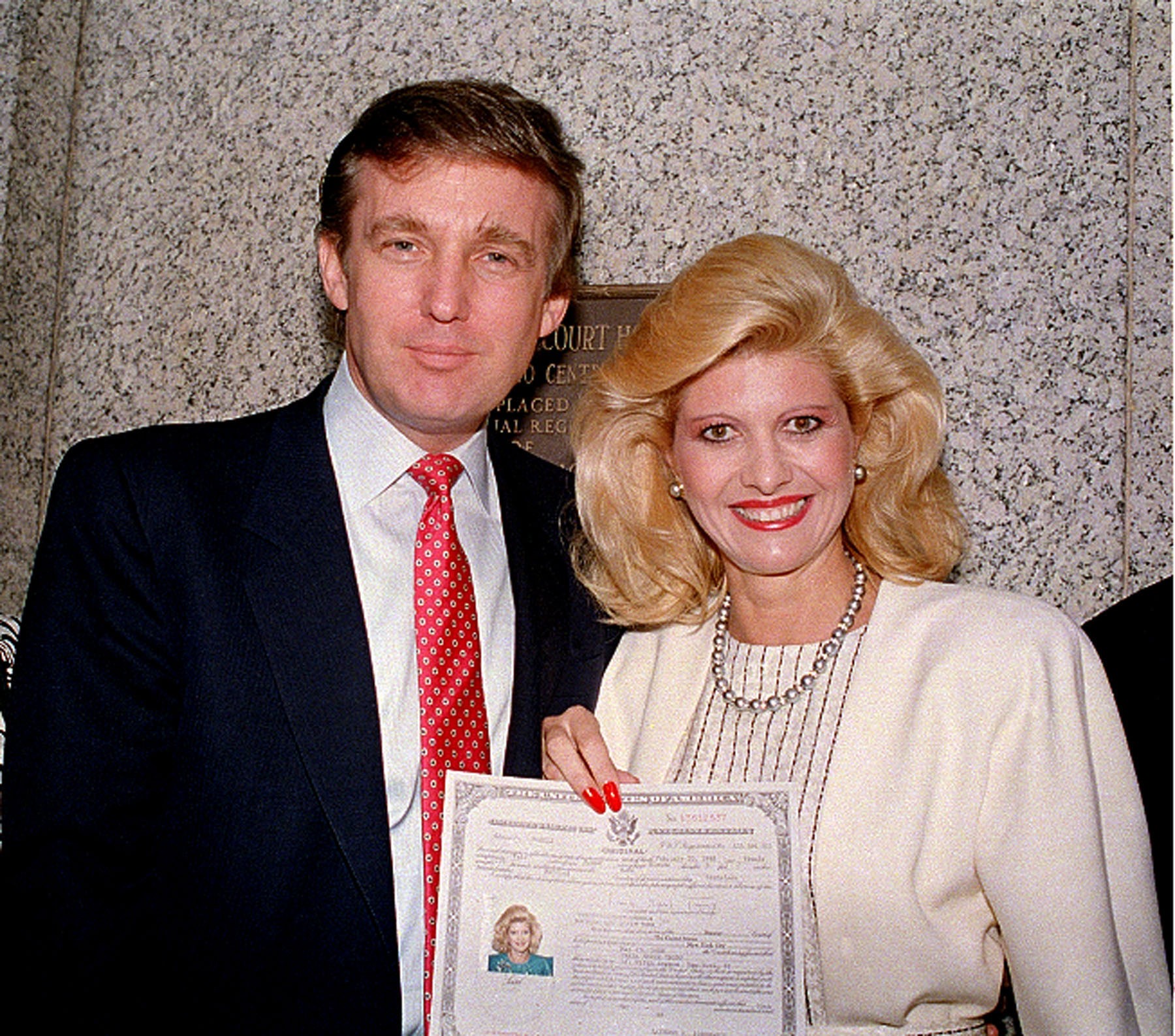 Donald Trump e sua primeira mulher, Ivana, no dia em que adquiriu cidadania americana, em 1988 (Foto: AP)