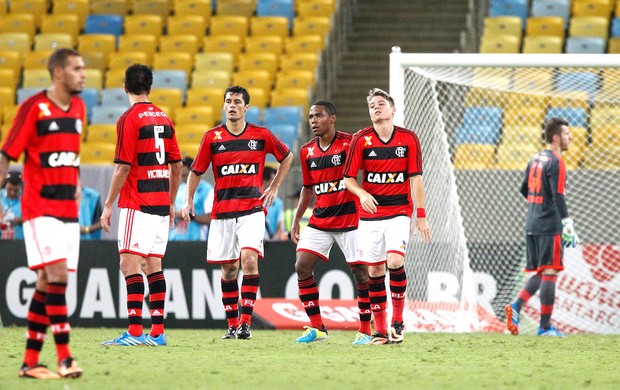 jogadores derrota Flamengo Atlético-PR (Foto: Alexandre Cassiano / Ag. O Globo)