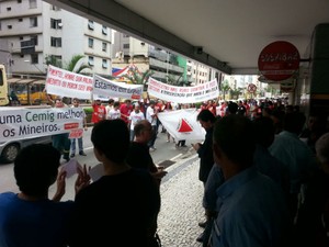 Manifestação antes da chegada de Aécio Neves (Foto: Rafael Antunes/G1)