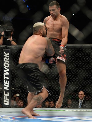 Joelhada Fabricio Werdum x Mark Hunt UFC 180 (Foto: Jeff Bottari/Zuffa LLC)