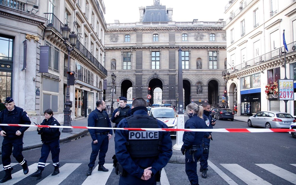 Polícia isolou a área próxima do Museu do Louvre  (Foto: Thibault Camus/AP)