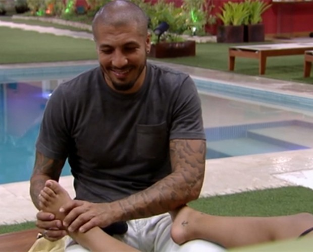 Fernando fazendo massagem nos pés de Amanda (Foto: (Foto: TV Globo))