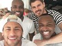 Neymar mostra visual platinado ao lado de amigos famosos