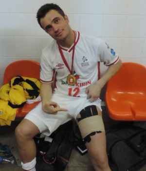 Falcão mostra proteção na coxa que utilizou durante a final da Liga Futsal (Foto: Emilio Botta)