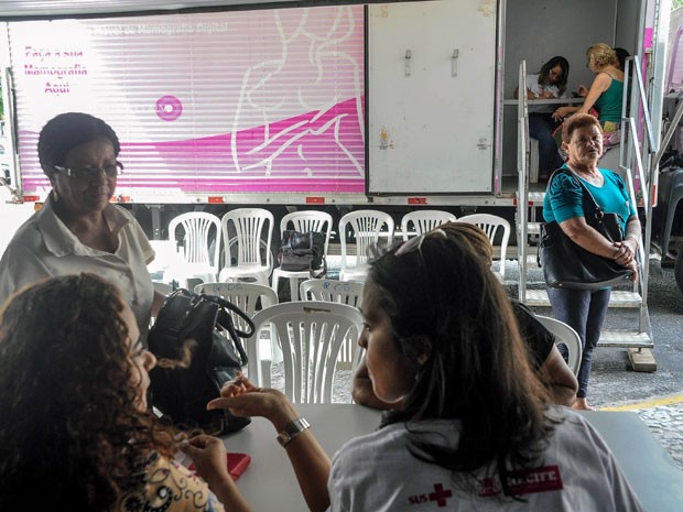 Exames são realizados em caminhão rosa da Secretaria de Saúde do Recife, o chamado mamógrafo móvel.  (Foto: Ivanildo Francisco / Prefeitura do Recife)