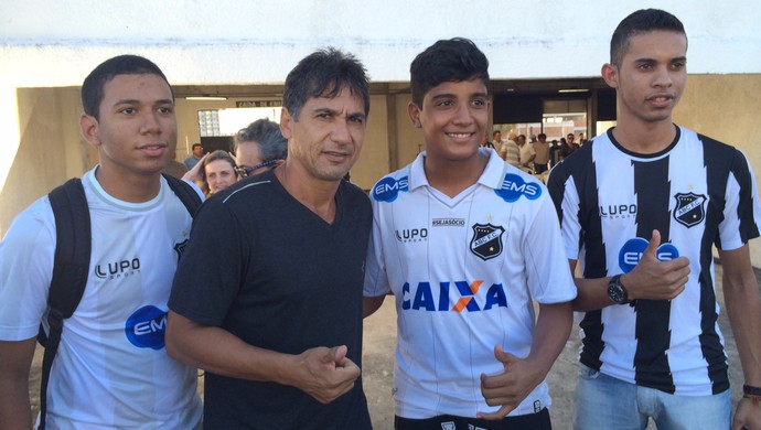 Sérgio Alves e torcedores do ABC (Foto: Augusto Gomes/GloboEsporte.com)