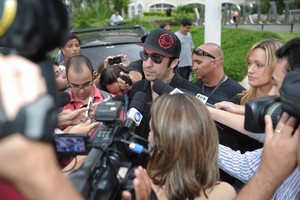  Champignom e familares deixam sepultamento de Chorão (Foto: Francisco Cepeda /  AgNews)