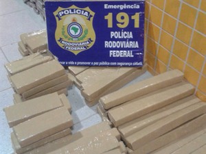 Droga estava escondida em carro estacionado em posto de combustível, em João Monlevade (Foto: Polícia Rodoviária Federal/Divulgação)