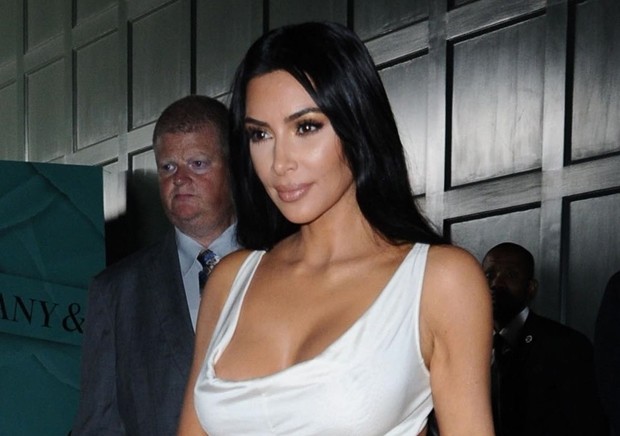 De Longo Branco Kim Kardashian Capricha No Decote Em After Party